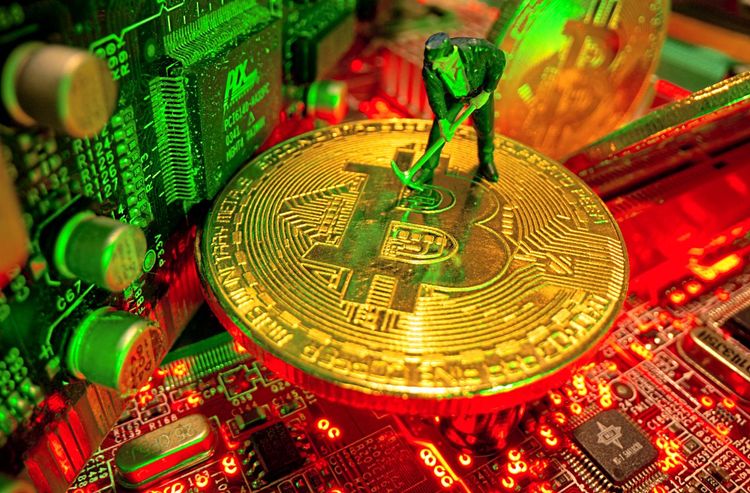 Eine Spielzeugfigur steht mit Spitzhacke auf einer symbolischen Bitcoin-Münze