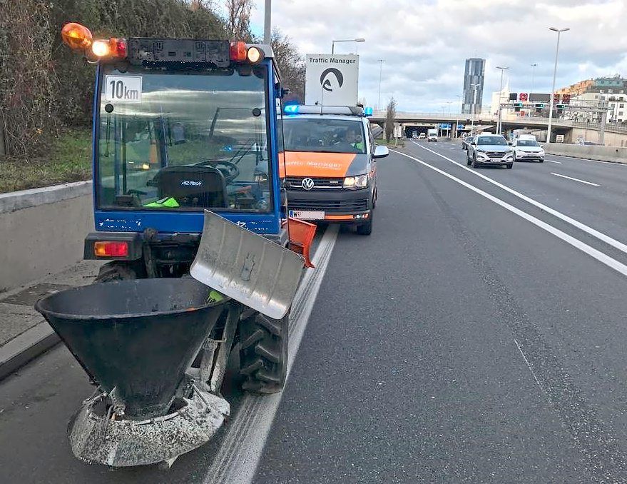 Traktor auf der Autobahn