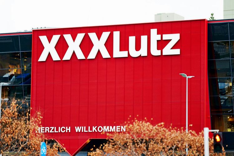 Ein großes rotes Gebäude mit der Aufschrift 