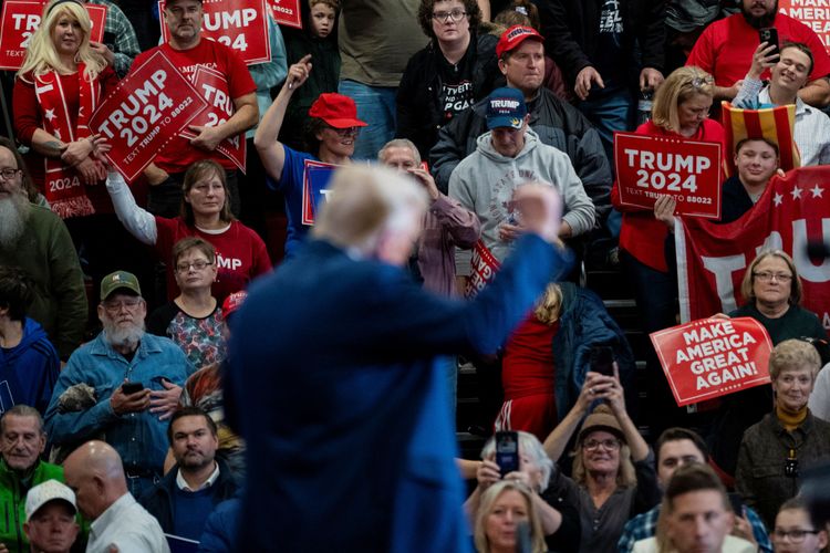 Donald Trump mit geballter Faust, bei einer Wahlkampfveranstaltung dem Publikum zugewandt