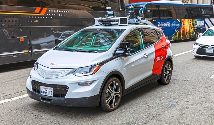 Ein autonomes Auto von Cruise fährt auf einer Straße in San Francisco.