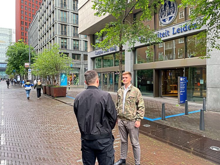 Vlad und Alexander vor einem Gebäude der Uni Leiden