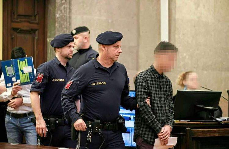 Justizwachebeamten führen die Angeklagten in den Großen Schwurgerichtssaal des Landesgericht für Strafsachen Wien.