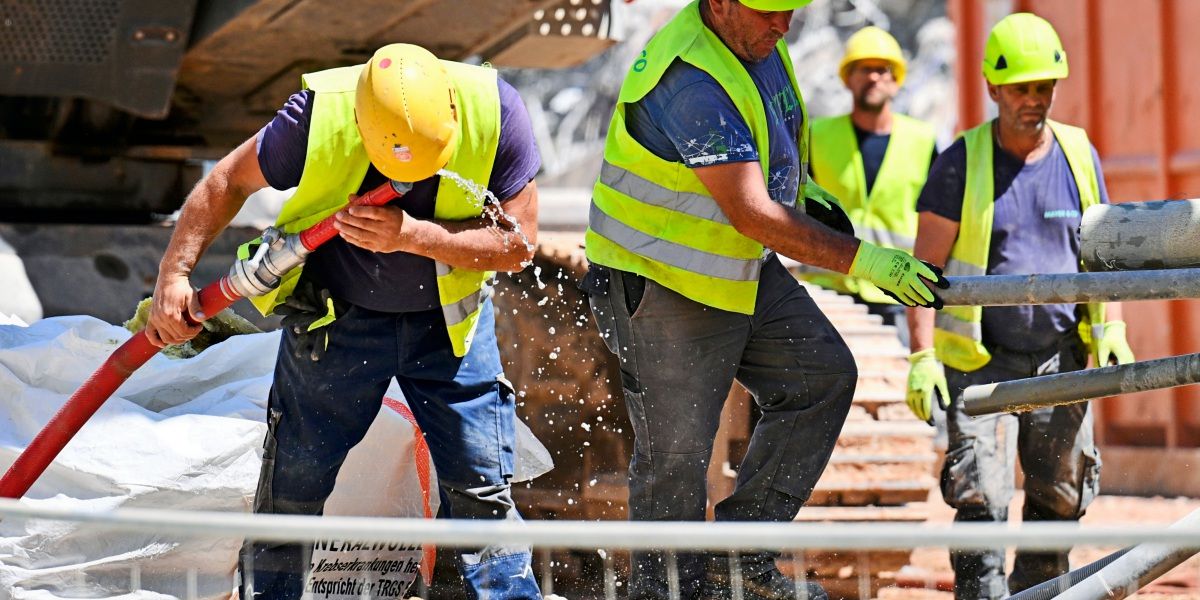 Knapp zwei Drittel der Beschäftigten leiden in der Arbeit unter Hitze