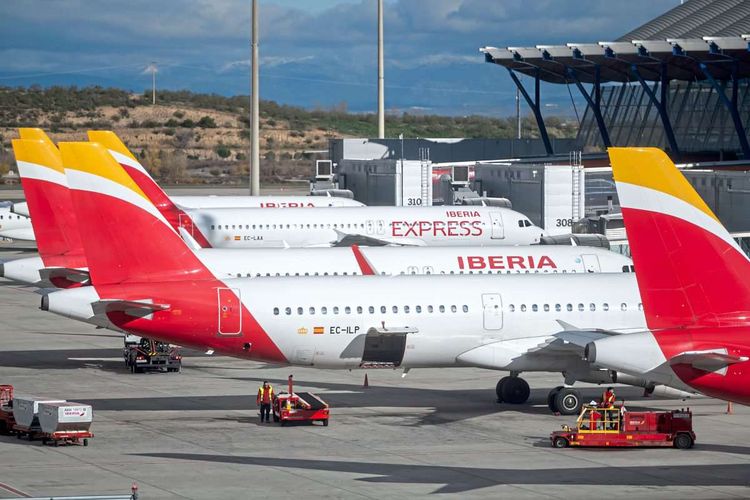 Mehrere Iberia-Flugzeuge stehen nebeneinander.