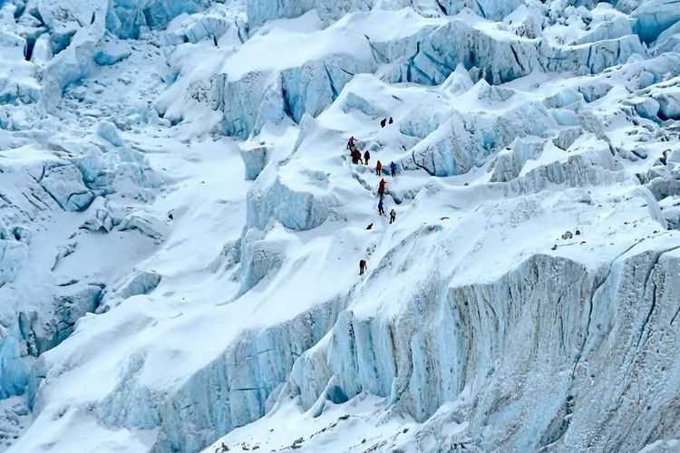 Alpinisten klettern über den Gletscher