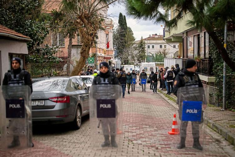Tatort mit Polizeiabsperrung in Istanbul nach Angriff auf Kirche