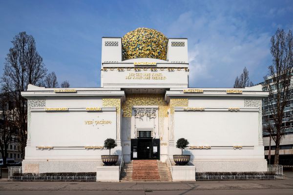 In-der-Secession-wird-Klimt-von-einer-Domina-herausgefordert