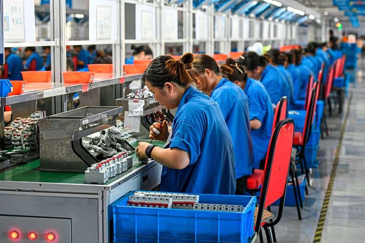 Junge Frauen in einer Elektronikfabrik