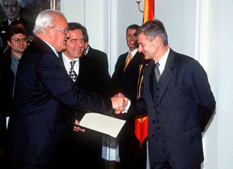 Der damalige Bundespräsident Roman Herzog  ernannte 1998 in Anwesenheit von Bundeskanzler Gerhard Schröder (Mitte, SPD) Joschka Fischer (Grüne) zum Außenminister.