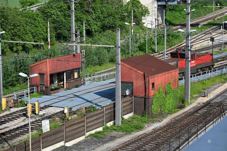 Bahnhof, Züge, Schienen