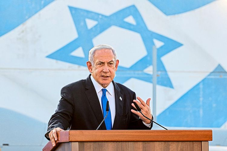 Ministerpräsident Benjamin Netanjahu steht hinter einem Rednerpult.