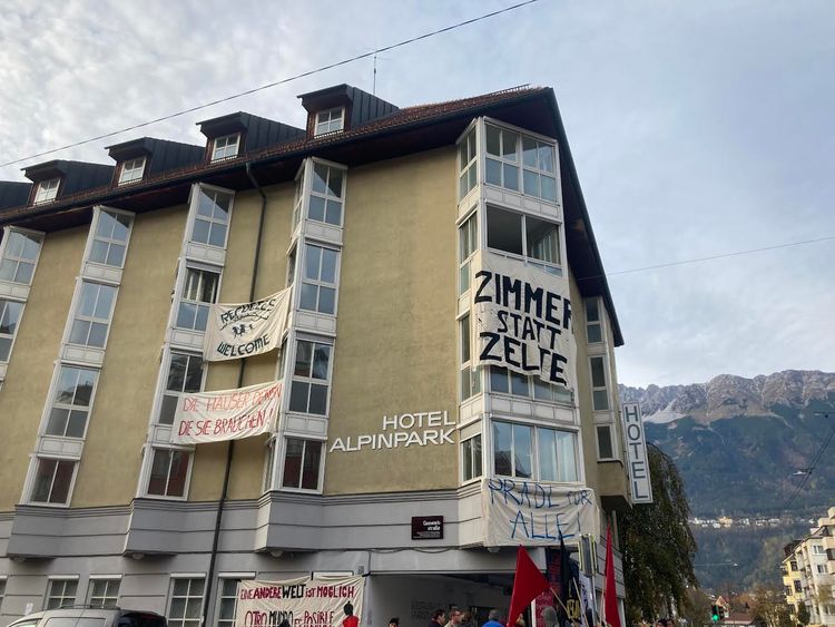 Aktivisten besetzten vorübergehend leerstehendes Hotel in Innsbruck -  Österreich -  › Österreich