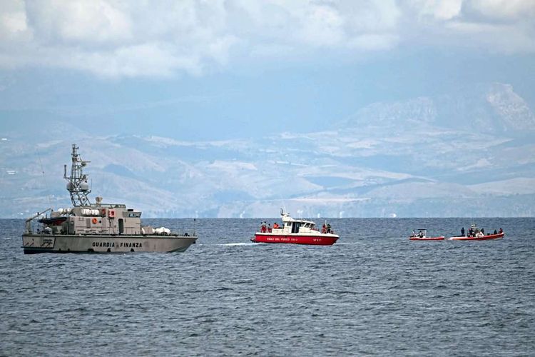 Rettungsboote am Meer vor Sizilien