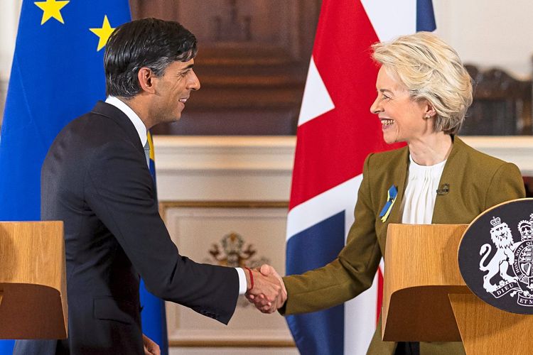 Der britische Premierminister Rishi Sunak und die Präsidentin der Europäischen Kommission Ursula von der Leyen schütteln Hände