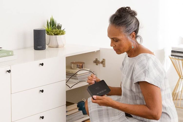 Frau schließt einen Amazon Echo Connect an