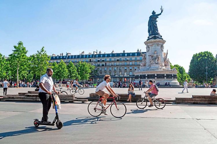 Für Touristinnen und Touristen ist Paris auf dem Rad sehenswert: Die wichtigsten Sehenswürdigkeiten an der Seine sind sicher zu erreichen, seit die Straße entlang des Flusses zur Fußgänger- und Radfahrerzone gemacht wurde.