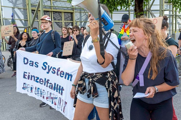 Rund fünfzig Menschen demonstrierten am 7. Juni vor dem Rammstein-Konzert im Olympiapark in München.
