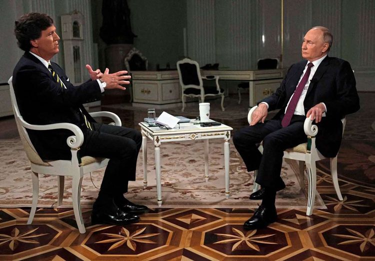 Nicht konfrontativ, sondern oft nur Stichwortgeber: US-Journalist Tucker Carlson interviewte Wladimir Putin für ein internationales Millionenpublikum.