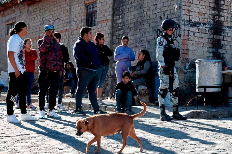 Menschen und Polizist in Mexiko.