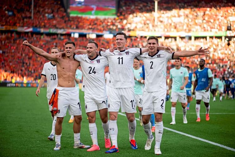 Österreichs Fußballer feiern ihren Erfolg über das niederländische Team.