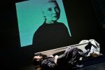 "Solaris" als technikschwere Rauminstallation im Burgtheater-Kasino Roman Senkl transferiert die Forschungsstation aus Stanislaw Lems Klassiker auch ins Digitale – ein aufwändiges, aber live nur bescheidenes Sehvergnügen