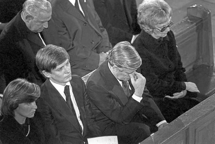 Bei der Trauerfeier für Arbeitgeberpräsident Hanns Martin Schleyer 1977 saß Bundeskanzler Helmut Schmidt bei der Familie.