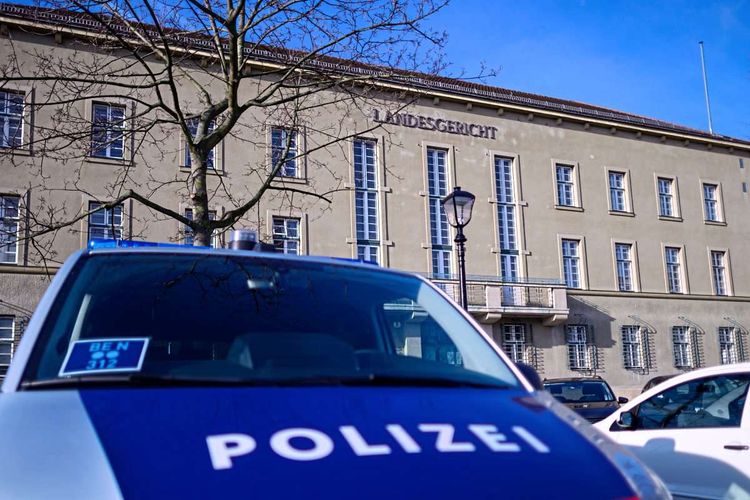 Polizeiauto vor dem Landesgericht Krems.