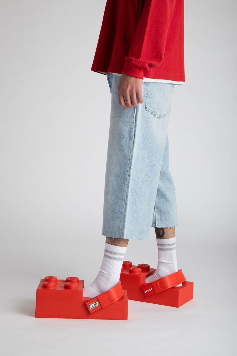 Crocs und Lego haben Schuh-Klötze entworfen: Wer zieht so was an?