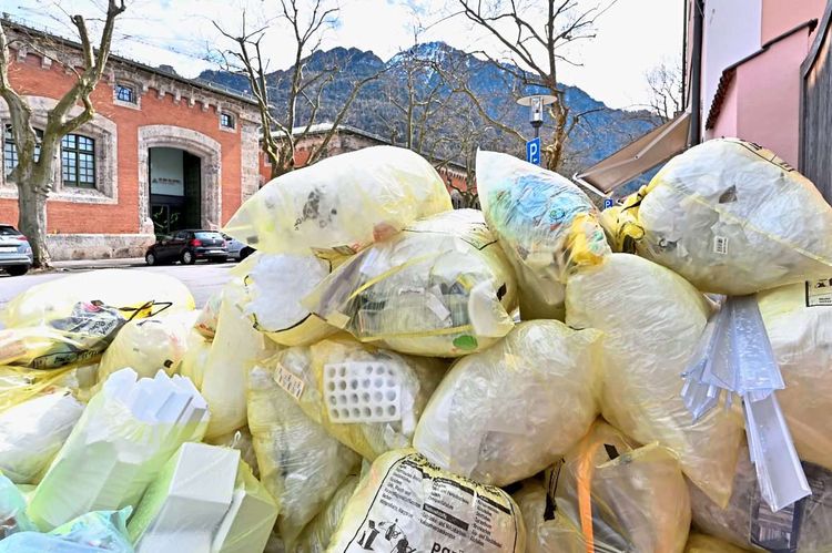 Plastikmüll ordentlich verpackt in gelbe Säcke, wartet der gesammelte Plastikmüll auf seine Wiederverwertung. Bad Reichenhall Bayern Deutschland