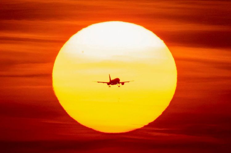 Flieger fliegt in die Sonne