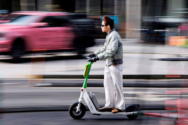 13-J-hrige-auf-E-Scooter-bei-Unfall-in-K-rnten-verletzt