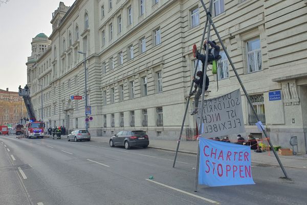 Wiener Aktivisten Protestierten Gegen Abschiebungen Nach Afghanistan Fluchtlinge Derstandard At Panorama