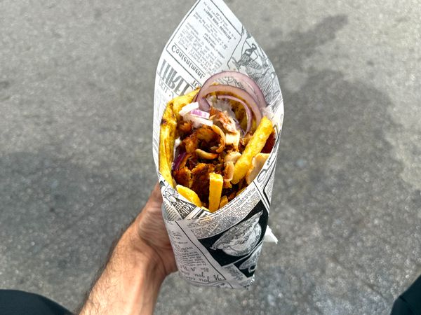 Gyrology-auf-der-W-hringer-Stra-e-Ein-D-ner-der-sich-als-Gyros-tarnt