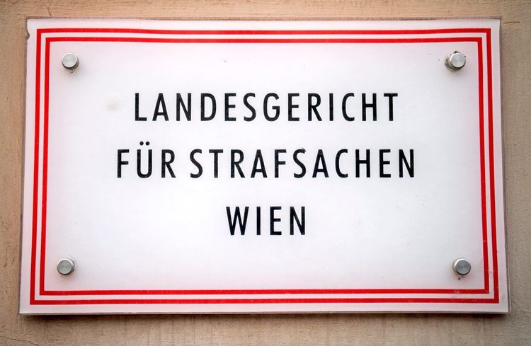 Schild auf der Fassade des Landesgerichts für Strafsachen Wien