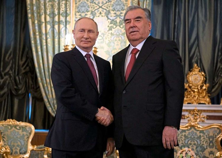 Russlands Präsident Wladimir Putin schüttet dem Oberhaupt Tadschikistans, Emomalij Rachmon, die Hand.