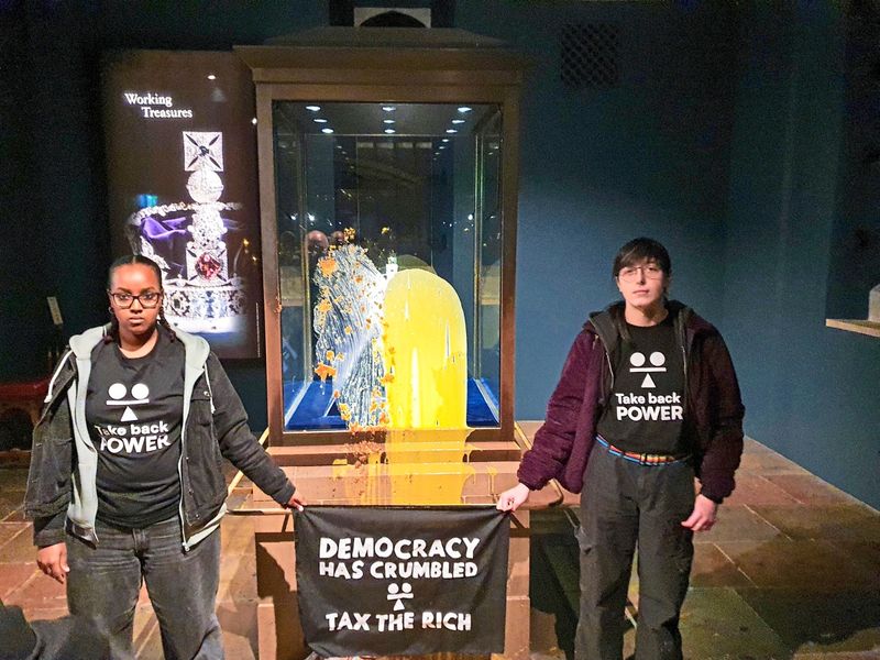 Puddingangriff auf Kronjuwelen verdeutlicht Unzufriedenheit der jungen Briten