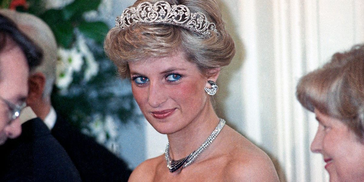 Samtkleid von Prinzessin Diana kommt zur Versteigerung Mode
