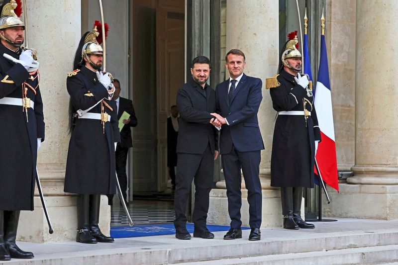 Selenskyj bei Macron: Das Treffen zweier geschwächter Präsidenten