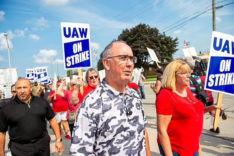 UAW-Vorsitzender Shawn Fain sowie Mitglieder und Beschäftigte des Mopar Parts Center Line, eines Stellantis Parts Distribution Center in Center Line, Michigan, streiken vor dem Werk.