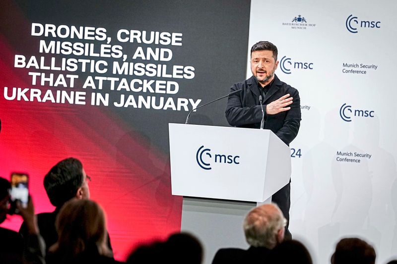 Selenskyj in München: "Nicht schlau, ukrainische Armee aus der Nato zu halten"