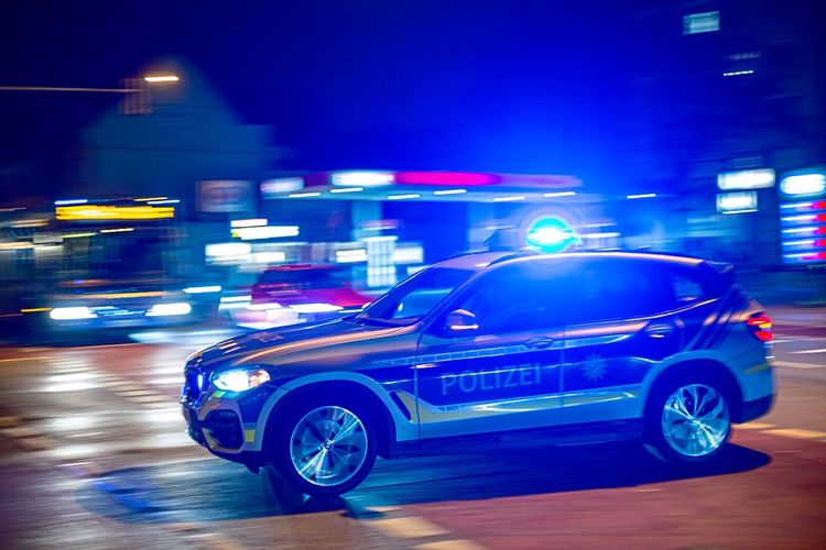 Polizeiauto in Deutschland vor verschwommenen Hintergrund