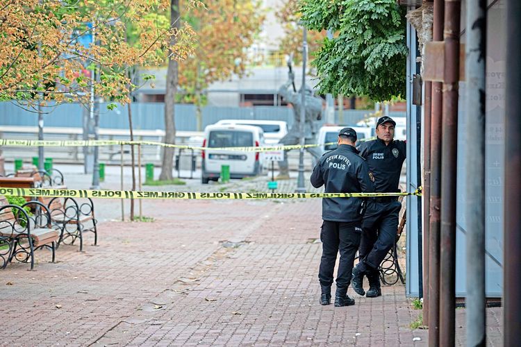Zwi Polizisten zwischen Absperrband in Ankara