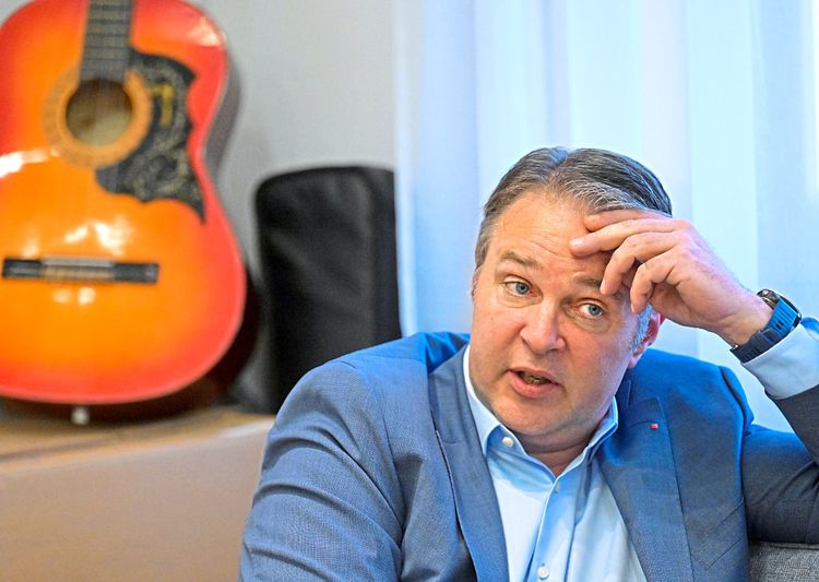 SPÖ-Chef Andreas Babler mit Gitarre.