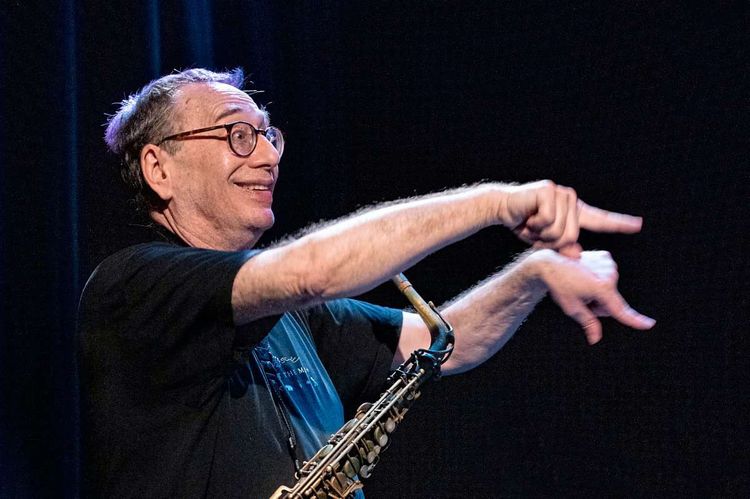 John Zorn dirigiert die Improvisationen seiner Musiker