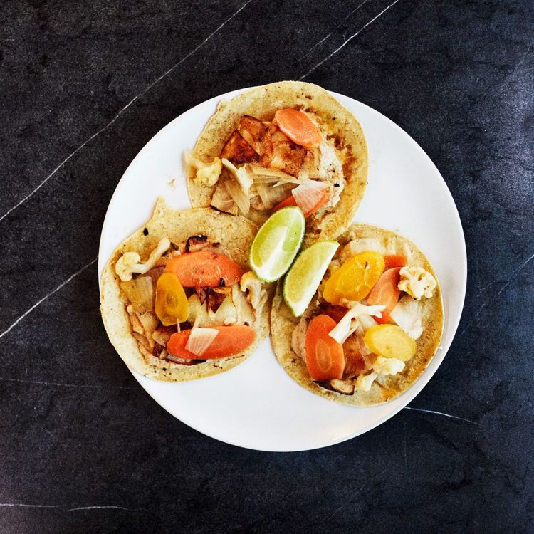 Tacos de Verdura mit geschichtet geschmortem Zeller, Karfiol samt Karfiolcreme und knackig marinierter Karotte