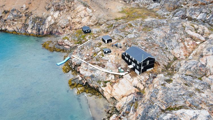 Österreichische Polarforschungsstation am Rand des Sermilik-Fjords in Grönland aus der Vogelperspektive