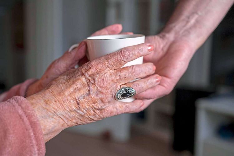 Pflege ältere Person Hand