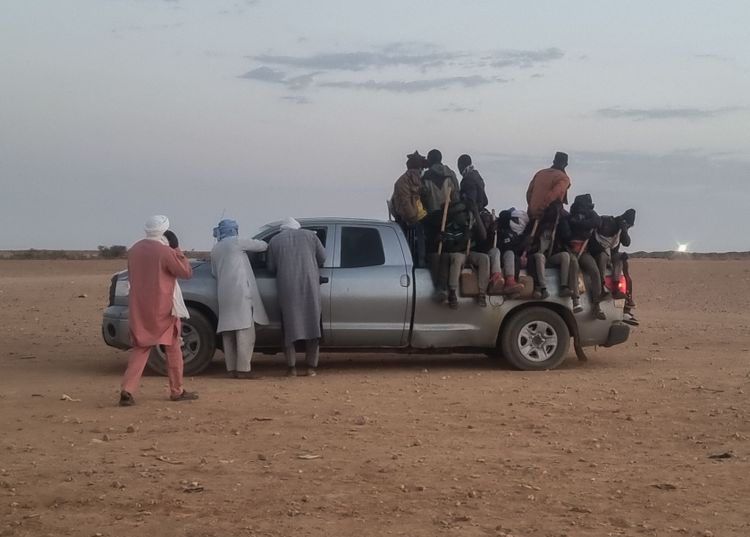 Migranten in Agadez, Niger, brechen am 27. Februar durch die Wüste nach Libyen auf.
