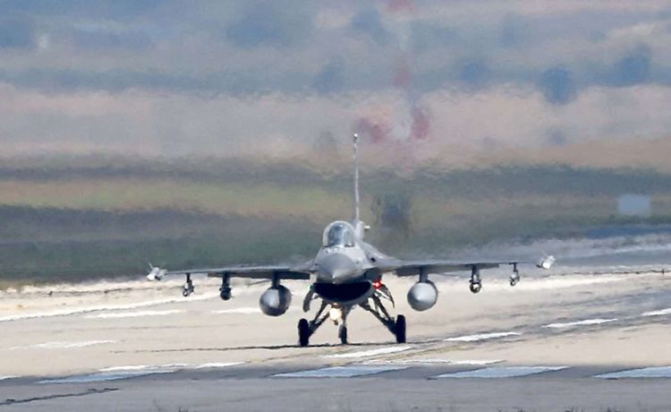 Ein F-16 auf der Landebahn.